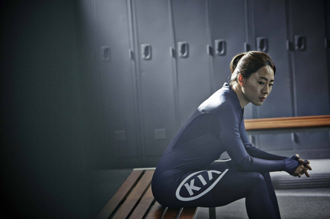이상화(스케이트선수/서울시청)
Global sports stars are becoming another breed of superrich.
Olympic speed skating champion Lee Sang-hwa models for Kia Motors in a deal that is reportedly worth hundreds of millions of won.   Kia Motors