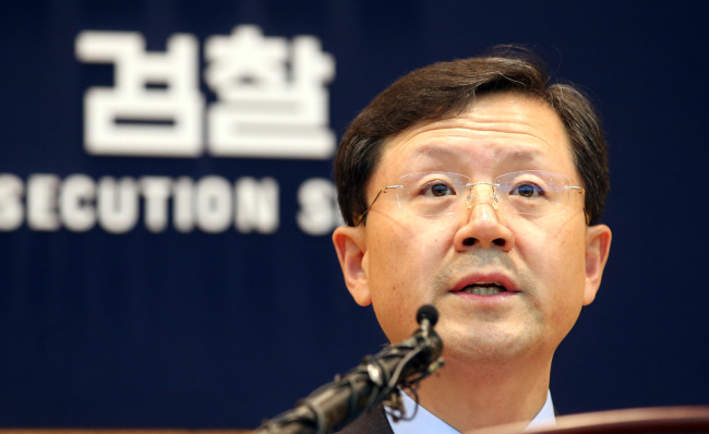 윤갑근(검사/대검찰청부장)
Seoul prosecutors on Monday said they had indicted two working-level officials of the National Intelligence Service in relation to the spy agency’s alleged evidence fabrication, but stopped short of accusing its bigwigs.