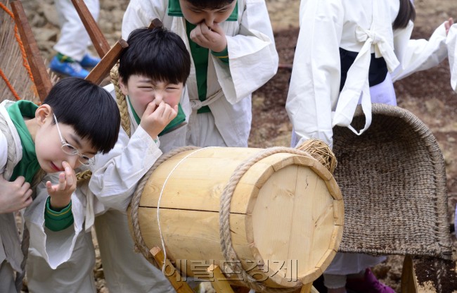 농협 농업박물관이 14일 오전 서울 서대문구 농업박물관 앞 체험농장에서 초등학생 30명과 함께 직접 똥장군을 지게에 지고 거름대와 삼태기를 사용해 두엄과 퇴비를 뿌리는 거름내기 행사를 가지고 있다. 이번 행사는 초등학생들이 거름의 중요성과 한 해 농사과정에 대한 교육을 받고 농사를 준비하는 농부의 마음을 이해해 보는 시간을 가지기 위해 마련됐다. 박해묵 기자/mook@heraldcorp.com
농협 농업박물관이 14일 오전 서울 서대문구 농업박물관 앞 체험농장에서 초등학생 30명과 함께 직접 똥장군을 지게에 지고 거름대와 삼태기를 사용해 두엄과 퇴비를 뿌리는 거름내기 행사를 가지고 있다. 이번 행사는 초등학생들이 거름의 중요성과 한 해 농사과정에 대한 교육을 받고 농사를 준비하는 농부의 마음을 이해해 보는 시간을 가지기 위해 마련됐다. 박해묵 기자/mook@heraldcorp.com
농협 농업박물관이 14일 오전 서울 서대문구 농업박물관 앞 체험농장에서 초등학생 30명과 함께 직접 똥장군을 지게에 지고 거름대와 삼태기를 사용해 두엄과 퇴비를 뿌리는 거름내기 행사를 가지고 있다. 이번 행사는 초등학생들이 거름의 중요성과 한 해 농사과정에 대한 교육을 받고 농사를 준비하는 농부의 마음을 이해해 보는 시간을 가지기 위해 마련됐다. 박해묵 기자/mook@heraldcorp.com