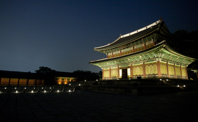Changdeokgung Palace, one of Seoul’s five royal palaces, is opening at night under the moonlight tour program. Tickets are already sold out. Tickets for nighttime visits to Changgyeonggung and Gyeongbokgung can be booked at ticket.auction.co.kr from April 22 and 23, respectively.   Korea Cultural Heritage Foundation