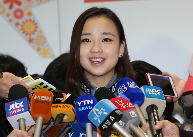 손연재(체조선수/IB월드와이드)
Having grabbed multiple medals on the World Cup circuit, South Korean rhythmic gymnast Son Yeon-jae said Tuesday she has set her sights on this year’s Asian Games on her native soil.
Korean rhythmic gymnast Son Yeon-jae speaks to the media at Incheon International Airport on Tuesday.   Yonhap