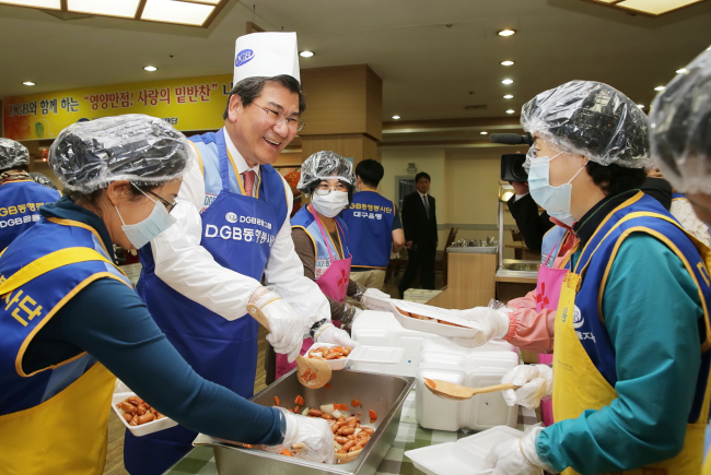 DGB금융그룹 DGB사회공헌재단이 지난 14일 대구은행 본점 지하식당에서 조손가정 아동 및 청소년들을 대상으로 ‘DGB와 함께하는 영양만점, 사랑의 밑반찬’ 나눔행사를 가졌다.
이날 행사는 DGB사회공헌재단에서 직접 실시하는 ‘DGB조손가정 토탈케어(Total-Care),With-U‘ 사업의 일환으로 진행됐다.