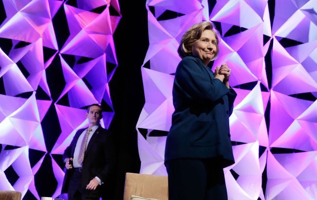 <YONHAP PHOTO-1033> LAS VEGAS, NV - APRIL 10: An agent enters the stage to assist former Secretary of State Hillary Clinton after a woman threw an object toward her while she was delivering remarks at the Institute of Scrap Recycling Industries conference on April 10, 2014 in Las Vegas, Nevada. Clinton is continuing on a speaking tour this week with the stop at the recycling industry trade conference. Isaac Brekken/Getty Images/AFP== FOR NEWSPAPERS, INTERNET, TELCOS & TELEVISION USE ONLY ==../2014-04-11 13:19:37/ <저작권자 ⓒ 1980-2014 ㈜연합뉴스. 무단 전재 재배포 금지.>
Hillary Clinton.   AFP-Yonhap