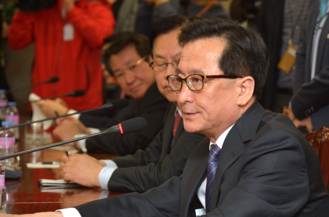 Financial Supervisory Service Gov. Choi Soo-hyun on Tuesday held a meeting with the chiefs of local banks in which he stressed that the top management of financial institutions would be held accountable for malpractice.   Yoon Byung-chan/The Korea Herald