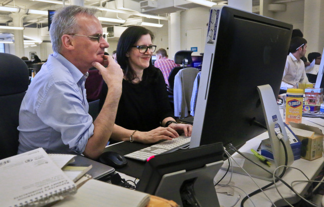<YONHAP PHOTO-0368> Ewan MacAskill, left, and Laura Poitras, part of the reporting team that won a Pulitzer Prize for The Guardian US, the British newspaper’s American operation, chat online with leaker Edward Snowden, Monday April 14, 2014, in New York. The Guardian and The Washington Post won the Pulitzer Prize in public service Monday for revealing the U.S. government’s sweeping surveillance efforts in a blockbuster series of stories based on National Security Agency secret documents handed over by Snowden. (AP Photo/Bebeto Matthews)/2014-04-15 08:33:16/ <저작권자 ⓒ 1980-2014 ㈜연합뉴스. 무단 전재 재배포 금지.>
Ewan MacAskill (left) and Laura Poitras, part of the reporting team that won a Pulitzer Prize for The Guardian U.S., the British newspaper’s American operation, chat online with leaker Edward Snowden, in New York, Monday.   AP-Yonhap