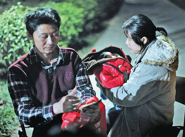 This couple from Guangzhou came to the hatch intending to give up their baby daughter, but later abandoned the idea.   China Daily