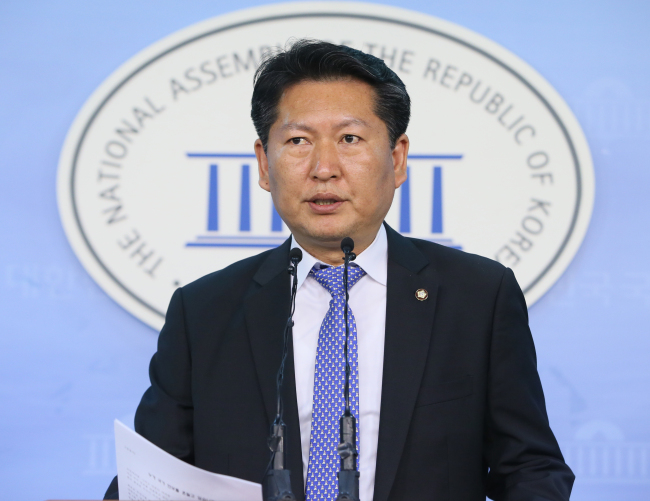 정청래(국회의원)
A lawmaker of the main opposition party in South Korea has once again found himself at the center of a spiraling dispute ― this time over spy drones presumably from North Korea.
Jung Cheong-rae   Yonhap