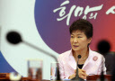 박근혜(대통령/대한민국대통령)
박근혜 대통령은 15일 규제개혁에 대한 공무원의 일처리 방식 관련, 갈증을 풀어주는 콜라ㆍ식혜ㆍ사이다 등을 언급해 관심을 모은다. 고객의 갈증을 해결해 주려면 음료수 가게 주인은 콜라가 다 떨어졌다고만 할 게 아니라 다른 대안을 제공하는 적극적 자세를 가져야 한다는 걸 강조한 것이다.