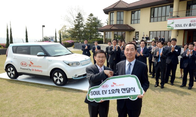 Kia Soul
Kia Motors CEO Lee Sam-ung (right) and SK Innovation CEO Koo Ja-young participate in an event to celebrate the release of Kia’s first electric vehicle, the Soul EV, in Seoul on Tuesday.   Yonhap