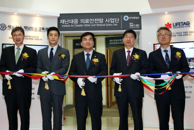 안전행정부는 15일 오후 세브란스병원(서대문구 연세로)에서 민간-정부 협력을 통한 재난대응 의료안전망 사업의 본격 추진을 위한 ‘재난대응 의료안전망 사업단’ 출범식을 가졌다. (왼쪽부터) 유영학 정몽구재단 이사장, 지진희 홍보대사, 강병규 안행부장관, 정갑영 연세대총장 등이 테이프 컷팅을 하고 있다.