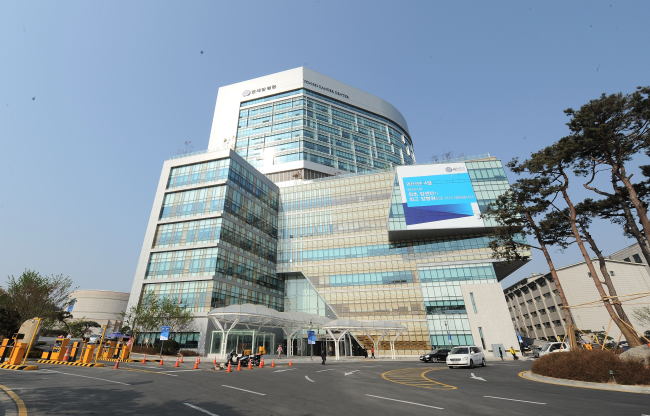 최고 수준의 암 치료, 환자 중심의 진료 프로세스, 새로운 환자 경험 등을 통해 글로벌 허브 암병원을 지향하는 연세암병원이 14일 진료를 시작했다.
서울 신촌세브란스병원 단지 안에 들어선 연세암병원은 연면적 10만5000㎡(3만2000평)에 지상 15층(지하7층), 510병상 규모이다. 건축비만 2,530여억 원이 들었다.