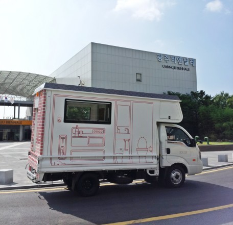 뉴욕·런던·서울을 오가며 ‘유목’을 주제로 독창적인 작업을 펼치고 있는 서도호의 작품인 ‘광주폴리 틈새호텔’이 숙박자를 공모한다.
지난 2012 광주비엔날레 때 첫선을 보인 틈새호텔은 그동안 혹한기와 혹서기를 제외하고 시민들이 체험할 수 있는 숙박 프로그램으로 진행돼 관심을 모았다. 실제 침대, 화장실 등의 숙박시설과 편의시설을 갖춘 틈새호텔에서 하룻밤을 묵으며 참가자들은 이색적인 도시 문화를 체험할 수 있다.
