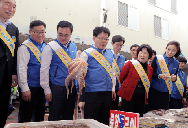 경남은행(은행장 손교덕)은 지역 전통시장 이용 활성화와 소외계층 구호를 위해 ‘전통시장 장보기 행사’를 가졌다.
손교덕 은행장과 임직원 50여명은 15일 오전 마산어시장을 찾아 지역 복지기관 3곳에 전달할 ‘사랑의 후원물품’을 구매했다.