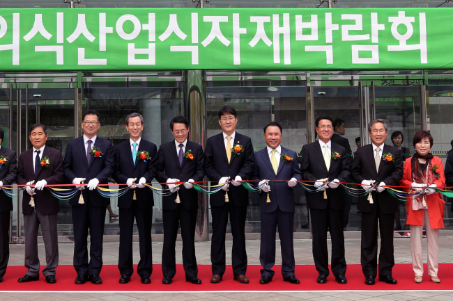 제너시스BBQ그룹 윤홍근 회장이 15일 서울 서초동 aT센터에서 열린 ‘2014 국제외식식자재박람회’ 에 참석했다고 이날 밝혔다. ‘2014 국제외식식자재박람회’는 ‘농수축산업과 식품외식산업의 행복한 상생’을 주제로 한 생산자와 소비자가 만나는 한마당으로 15일 막을 올렸으며, 18일까지 서울 서초구 양재동에 위치한 aT센터에서 진행된다.