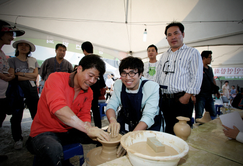 <사진설명>여주ㆍ이천 도자기 축제에서 관광객이 직접 도자기를 빚고 있다.(2013년)