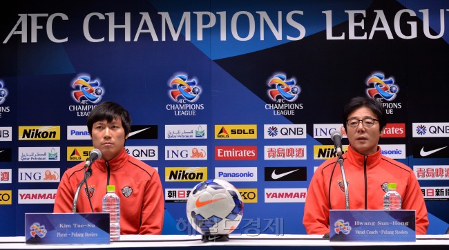 김태수(좌부터/축구선수/포항스틸러스MF미드필더),황선홍(축구감독/전축구선수/포항스틸러스)
일본 오사카 나가이 스타디움에서 세레소 오사카와의 ‘2014 AFC 챔피언스리그’ E조 5차전 원정경기를 앞두고 15일 오후 프로축구 포항스틸러스의 황선홍 감독(오른쪽)과 김태수 선수가 기자회견을 하고있다.