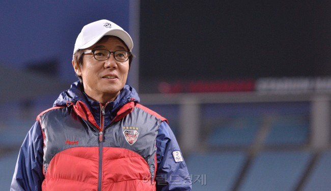 황선홍(축구감독/전축구선수/포항스틸러스)
황선홍 포항스틸러스감독이 세레소 오사카와의 ‘2014 AFC 챔피언스리그’ E조 5차전 원정경기를 앞두고 15일 오후 오사카 세레소 현역시절에 뛰었던 일본 오사카 나가이 스타디움을 살펴보고 있다.