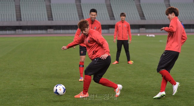 포항스틸러스 선수들이 세레소 오사카와의 ‘2014 AFC 챔피언스리그’ E조 5차전 원정경기를 앞두고 15일 오후 일본 오사카 나가이 스타디움에서 공식훈련을 하고 있다.