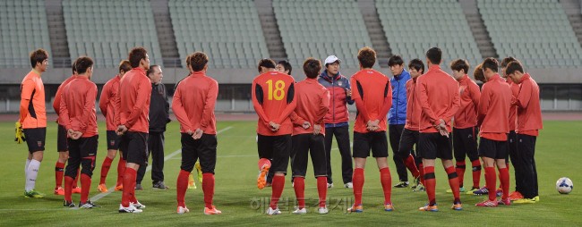 포항스틸러스 선수들이 세레소 오사카와의 ‘2014 AFC 챔피언스리그’ E조 5차전 원정경기를 앞두고 15일 오후 일본 오사카 나가이 스타디움에서 공식훈련을 하고 있다.