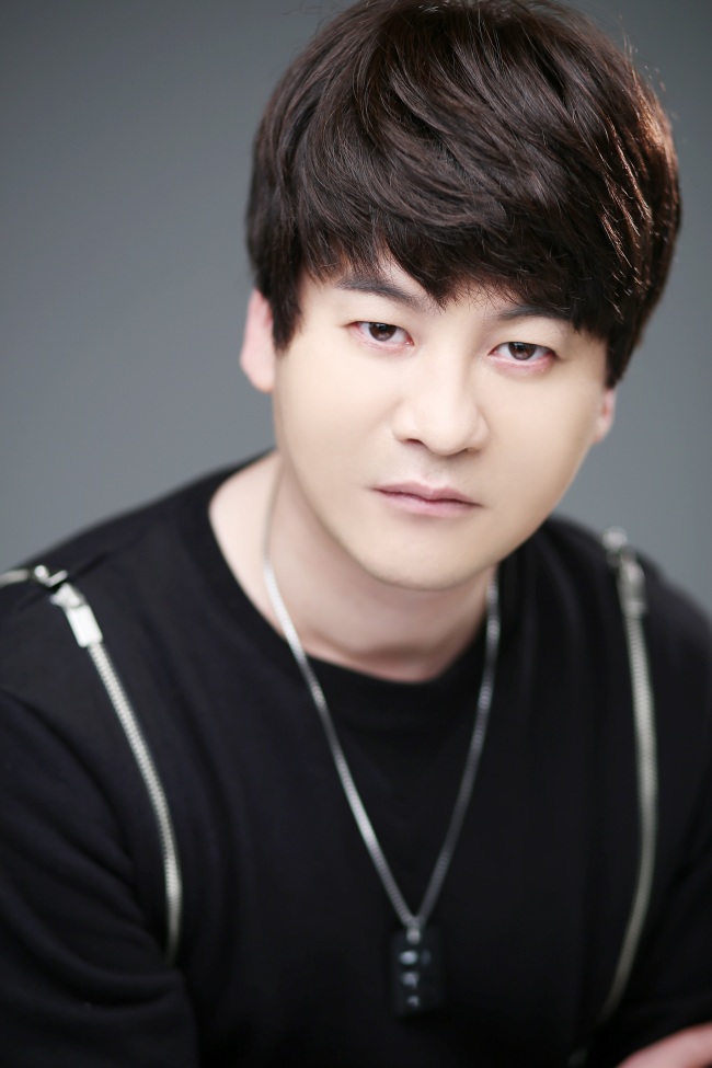 이성욱(가수)
밴드 부활 보컬 출신 가수 이성욱이 오는 25일 오후 7시 서울 신촌 볼륨홀에서 ‘출발 단독 콘서트’라는 타이틀로 단독 콘서트를 연다.