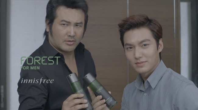 김보성(좌부터/허석/영화배우/탤런트/세도나미디어),이민호(탤런트/영화배우)
화장품 업계가 온라인 영상을 활용한 마케팅에 적극 나서면서 유튜브가 히트상품을 만드는 통로로 부상하고 있다. 영상을 먼저 접한 소비자들 사이에서 입소문이 나면서, 제품의 실제 매출 증가로 이어지는 경우가 적지 않다.