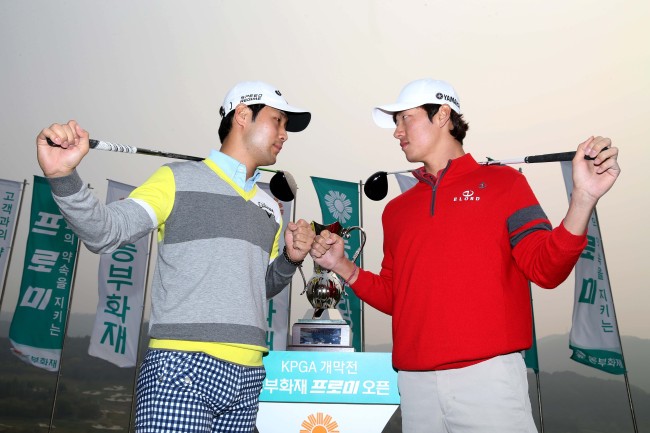 김대현(좌부터/골퍼/하이트진로),김태훈(골퍼/올댓스포츠)
한국프로골프(KPGA) 코리안투어가 개막전부터 호쾌한 장타 대결로 2014 시즌을 힘차게 열어젖힌다.
국내 대표 장타자 김대현(왼쪽)과 김태훈이 17일 개막되는 2014 한국프로골프(KPGA) 코리안투어 개막전 동부화재 프로미오픈을 앞두고 주먹을 맞대며 선전을 다짐하고 있다.     [사진제공=KPGA]