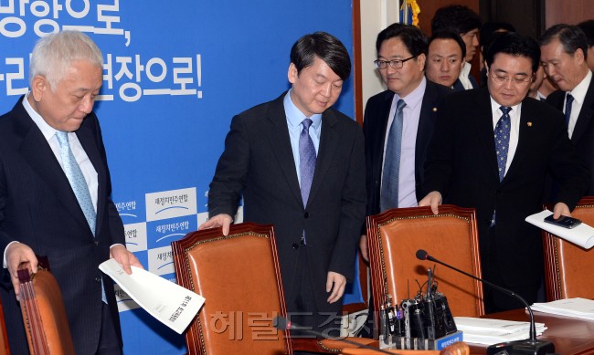 김한길.안철수 새정치민주연합 공동대표가 16일 오전 국회에서 열린 최고위원회의에 참석하기 위해 회의장에 들어서고 있다.이길동기자.gdlee@heraldcorp.com
김한길ㆍ안철수 새정치민주연합 공동대표가 16일 오전 국회에서 열린 최고위원회에 들어오고 있다. 이 자리에서 김 대표는 국정원 간첩증거조작 사건과 관련해 특검 도입을 주장하면서 “국정원 간첩증거 조작은 헌정 질서를 농락한 사건”이라며 “국정원장 책임 묻지 않으면, 대통령이 책임 면하기 어렵다”고 비난했다.  이길동 기자/gdlee@heraldcorp.com