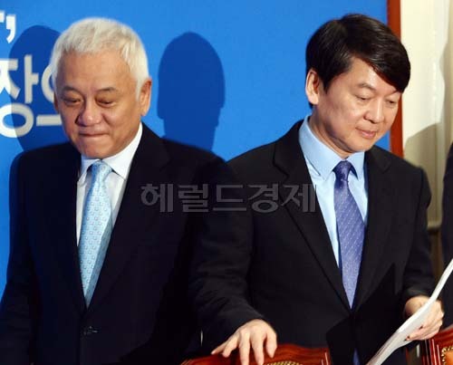 김한길(좌부터/국회의원/전장관/새정치민주연합서울광진갑공동대표),안철수(국회의원/새정치민주연합공동대표)
김한길.안철수 새정치민주연합 공동대표가 16일 오전 국회에서 열린 최고위원회의에 참석하기위해 회의장에 들어서고 있다.