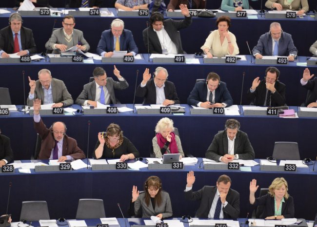 <YONHAP PHOTO-1868> epa04167975 Members of the European Parliament are voting during the plenary session in the European Parliament in Strasbourg, France, 15 April 2014. The European Parliament on 15 April approved a landmark scheme to tackle failing banks in the eurozone, seen as a key part of efforts to restore trust in the currency bloc and protect taxpayers against future bank rescues. The scheme is due to take effect from the start of 2016, with the fund to be topped up over the course of eight years. EPA/PATRICK SEEGER/2014-04-15 21:25:59/ <저작권자 ⓒ 1980-2014 ㈜연합뉴스. 무단 전재 재배포 금지.>
Members of the European Parliament vote during a plenary session of the European Parliament in Strasbourg, France, Tuesday.   EPA-Yonhap