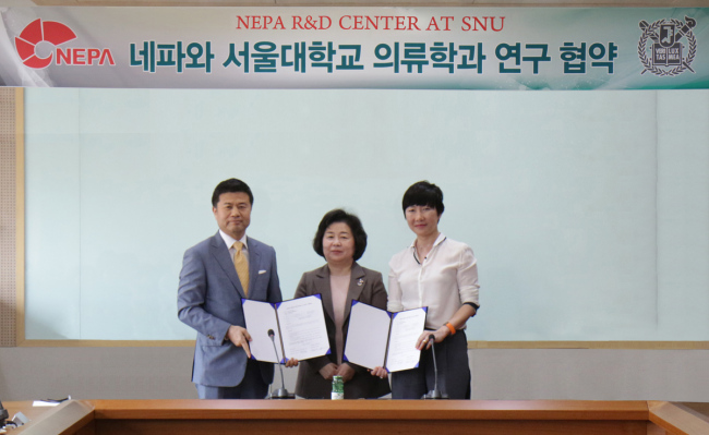 지난 15일 서울 관악구 서울대학교에서 박창근 네파 대표이사(왼쪽)와 서울대 생활과학대학 여정성 학장(가운데), 서울대 의류학과 하지수 교수(오른쪽)가 산학협력 연구 협약을 체결했다.