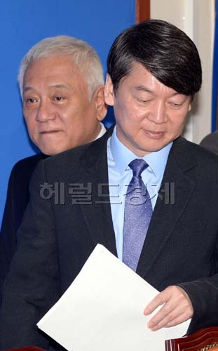 김한길(좌부터/국회의원/전장관/새정치민주연합서울광진갑공동대표),안철수(국회의원/새정치민주연합공동대표)
김한길.안철수 새정치민주연합 공동대표가 16일 오전 국회에서 열린 최고위원회의에 참석하기 위해 회의장에 들어서고 있다.