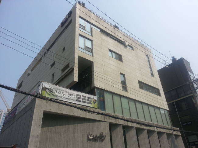 빌딩 등 수익형 부동산 투자 중인 연예인이나 유명인 중 저렴한 임대료 등으로 임차인과 원만한 관계를 유지해 ‘착한 임대인’으로 불리는 사례가 주목받고 있다. 그러나 ‘수익’을 우선하는 시장 특성 상 이같은 유명인 비중은 1%정도에 불과한 것으로 알려졌다. 사진은 차인표ㆍ신애라 부부가 소유한 어린이 교육 전문‘키즈12’빌딩