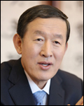 허창수(기업인/GS회장/FC서울구단주/전국경제인연합회회장)
GS그룹이 어려운 대내외 환경에서도 올 해 3조원 이상을 투자하기로 했다. 위기를 기회로 바꾸는 혁신을 이루기 위한 허창수 회장의 결단에 따른 조치다.