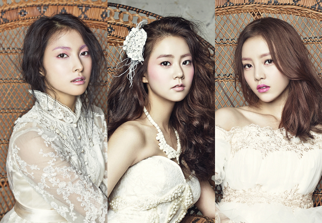 박규리(좌부터/가수/카라),한승연(가수/탤런트/카라),구하라(가수/탤런트/카라)
이제 카라는 3인 체제다. 멤버 2명의 이탈에도 팀을 잘 추슬러 팬과 만난다. 카라는 ‘생계형 아이돌’로서의 자부심이 있다. 고난과 시련이 닥쳐도 초심으로 돌아가 믿어주는 팬만 있다면 다시 일어날 수 있다. 카라의 초심은 ‘생계형‘이다. 다행히 메인 보컬 박규리가 있고, 한승연과 구하라가 한 명 이상의 존재감을 커버할 수 있다.