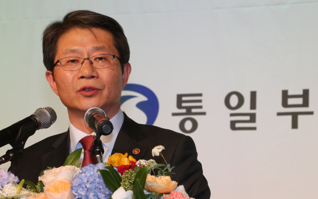 <YONHAP PHOTO-1015> 류길재 장관 기념사 (서울=연합뉴스) 백승렬 기자 = 류길재 통일부 장관이 2일 서울 그랜트 힐튼호텔에서 열린 제19기 통일교육위원협의회 출범식에서 기념사를 하고 있다. 2014.4.2 srbaek@yna.co.kr/2014-04-02 14:02:36/ <저작권자 ⓒ 1980-2014 ㈜연합뉴스. 무단 전재 재배포 금지.>
Unification Minister Ryoo Kihl-jae. Yonhap