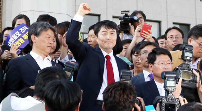 Rep. Lee Seok-gi of the United Progressive Party (center) speaks in front of the National Assembly after it approved his arrest for conspiring to overthrow the government last September.   Park Hyun-koo/The Korea Herald