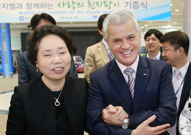 한국지엠 임직원들이 설립한 사회복지법인 ‘한국지엠한마음재단(한마음재단)’이 한국지엠 부평 본사에서 ‘시각장애인 재활 보조기 기증식’ 행사를 갖고, 시각장애인들의 외부 활동에 필요한 흰 지팡이 230개와 음성신호기 리모콘 500개 등을 인천시각장애인협회에 전달했다고 16일 밝혔다.