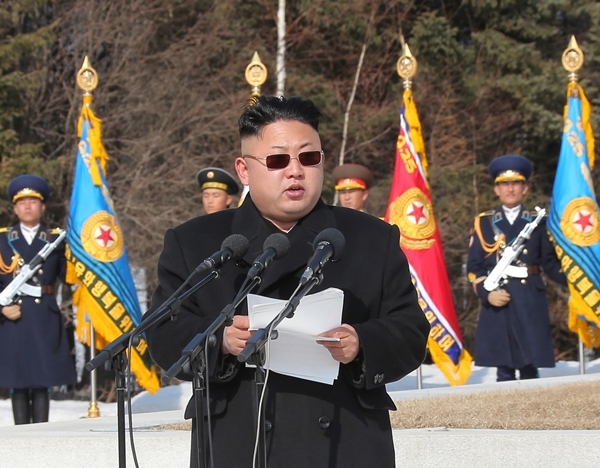 김정은(북한정치인/북한국방위원회제1위원장)
영국 런던 주재 북한대사관의 직원들이 한 현지 이발소가 내건 ‘후진 머리의 날’ 특가 행사 광고에 김정은 위원장의 사진을 내건 것에 분개, 경찰에 신고했다고 현지 언론이 보도했다.
행사에 참석한 북한의 김정은 위원장 (사진: 연합)