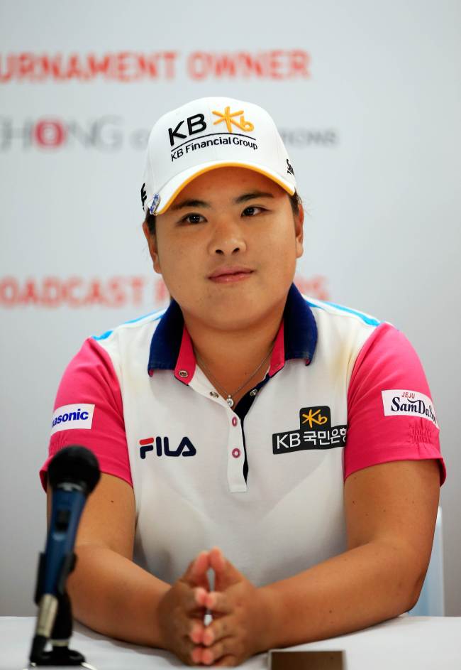 박인비(골퍼/KB금융그룹)
South Korea’s Park In-bee hopes to celebrate a year atop the women’s golf world rankings with her first victory of 2014 in the LPGA Lotte Championship this week.
Korea’s Park In-bee speaks to the media on Tuesday.   AFP-Yonhap