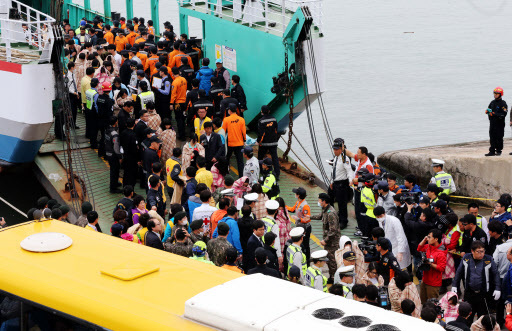 A ferry carrying 459 passengers and crew sank off the coast of Jindo Island in South Jeolla Province on Wednesday, leaving at least two people dead and hundreds unaccounted for.
The ferry, the 6,325-ton Sewol, began to sink at about 8:55 a.m. off the coast of Jindo on its way to Jejudo Island from Incheon.