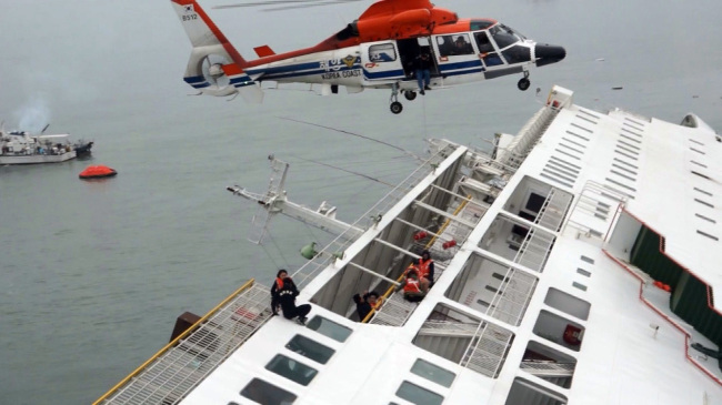 A ferry carrying more than 450 passengers and crew sank off the coast of Jindo Island in South Jeolla Province on Wednesday, leaving at least three people dead and hundreds unaccounted for.
The ferry, the 6,325-ton Sewol, began to sink at about 8:55 a.m. off the coast of Jindo on its way to Jejudo Island from Incheon. According to the Ministry of Oceans and Fisheries, however, the Sewol began to drift in an unexpected direction from 8:52 a.m. 　