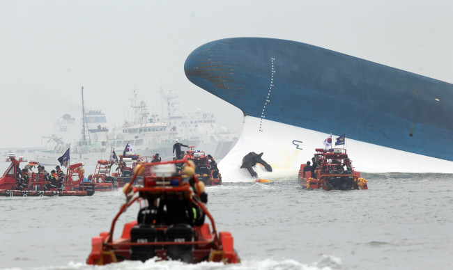 A ferry carrying more than 450 passengers and crew sank off the coast of Jindo Island in South Jeolla Province on Wednesday, leaving at least three people dead and hundreds unaccounted for.
The ferry, the 6,325-ton Sewol, began to sink at about 8:55 a.m. off the coast of Jindo on its way to Jejudo Island from Incheon. According to the Ministry of Oceans and Fisheries, however, the Sewol began to drift in an unexpected direction from 8:52 a.m. 　