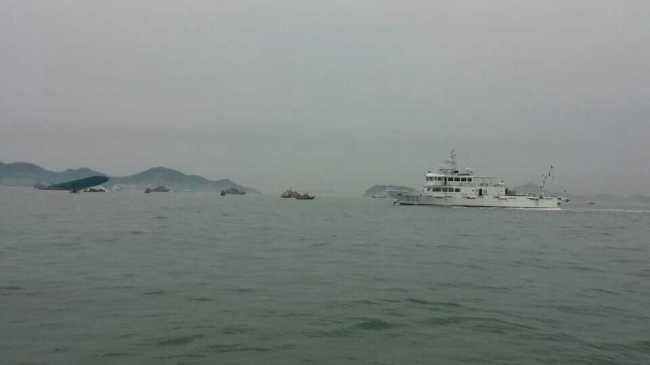 16일 오전 8시 58분께 전남 진도군 조도면 병풍도 북쪽 20km 해상에서 인천에서 제주로 항해하다 사고로 침몰한 6825t급 여객선 세월호의 승객 구조작업이 펼쳐지고 있다.［사진제공=해양수산부］