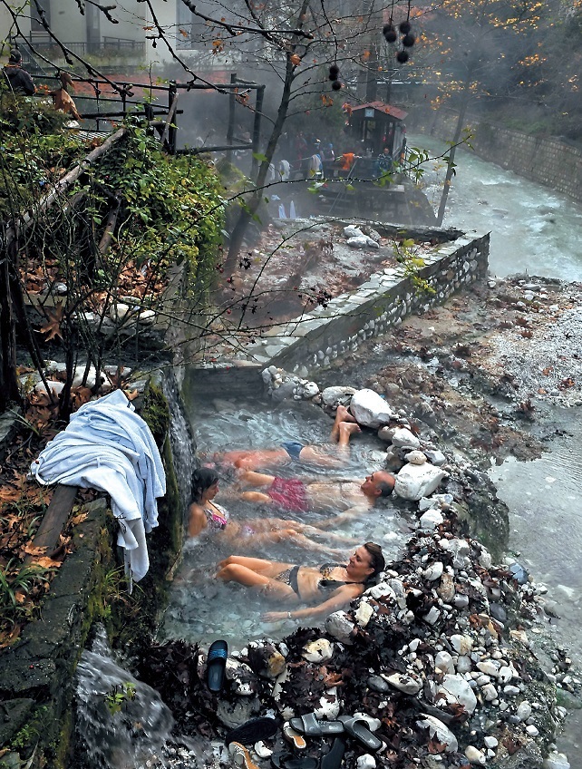 People bathe in a hot spring near the village of Aridea in northern Greece on Dec. 27, 2009. AFP-Yonhap