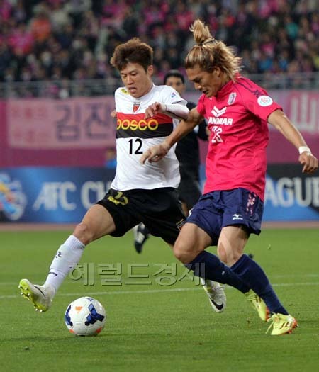16일 오후 일본 오사카 나가이 스타디움에서 열린 아시아축구연맹(AFC) 챔피언스리그 E조 조별리그 5차전 포항스틸러스와 세레소오사카의 경기에서 포항스틸러스의 김승대가 수비를 하고 있다. 결과는 2대0으로 포항승