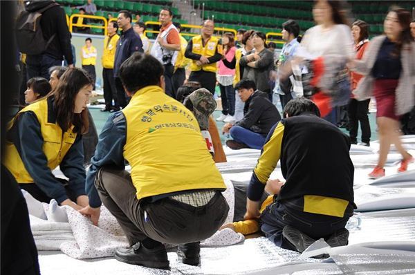 현대삼호중공업은 16일 진도 여객선 침몰 사고 현장에 행복약속봉사단 200여 명을 급파해 재난상황실과 함께 구조대와 유가족을 위한 모포, 음식 및 음료 지원 등의 자원봉사활동을 펼치고 있다.  [사진제공=현대삼호중공업]