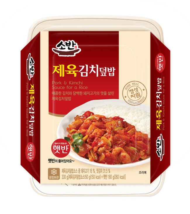 세븐일레븐이 편의점 안에서 바로 먹을 수 있는 편의점용 가정간편식(HMR) 2종을 출시한다고 17일 밝혔다.
금번 세븐일레븐이 선보인 가정간편식은 ‘제육김치덮밥’(330gㆍ3500원)과 ‘스팸김치덮밥’(330gㆍ3800원) 2종이다. 국이나 탕과 같이 한 가지 반찬만 들어있던 기존 가정간편식의 단점을 보완, 밥과 반찬을 함께 구성했다. 매장 구입후 바로 먹을 수 있고, 구매 후 30일동안 냉장보관도 가능하다.