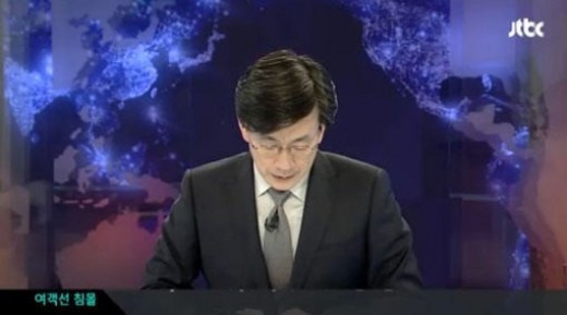 손석희(언론인방송/앵커/JTBC보도담당사장)
진도여객선 침몰사고 소식을 전하던 JTBC 손석희 앵커가 말문이 막힌 침묵과 사과가 누리꾼들 사이에 화제가 됐다.