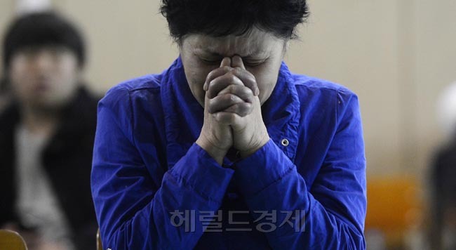 인천-제주행 진도 여객선 세월호가 16일 오전 전남 진도 인근 해역에서 침몰해 사상자가 늘어가고 있는 가운데 17일 오전 경기도 안산 단원고등학교에서 실종학생 가족들이 눈물을 훔치며 구조를 애타게 기다리고 있다. 오전 9시까지 진도여객선 침몰 구조자는 179명, 실종자 277명으로 집계되고 있다.