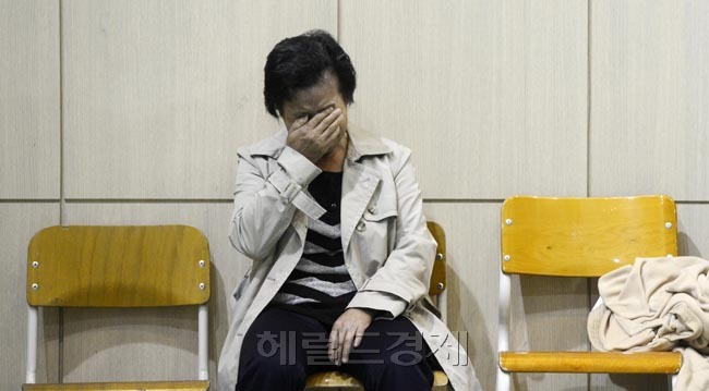 인천-제주행 진도 여객선 세월호가 16일 오전 전남 진도 인근 해역에서 침몰해 사상자가 늘어가고 있는 가운데 17일 오전 경기도 안산 단원고등학교에서 실종학생 가족들이 눈물을 훔치며 구조를 애타게 기다리고 있다. 오전 9시까지 진도여객선 침몰 구조자는 179명, 실종자 277명으로 집계되고 있다.